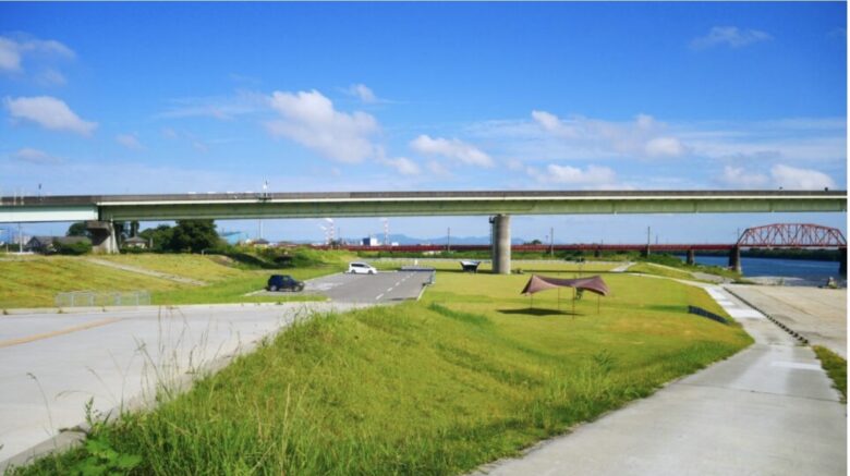 遙拝八の字広場